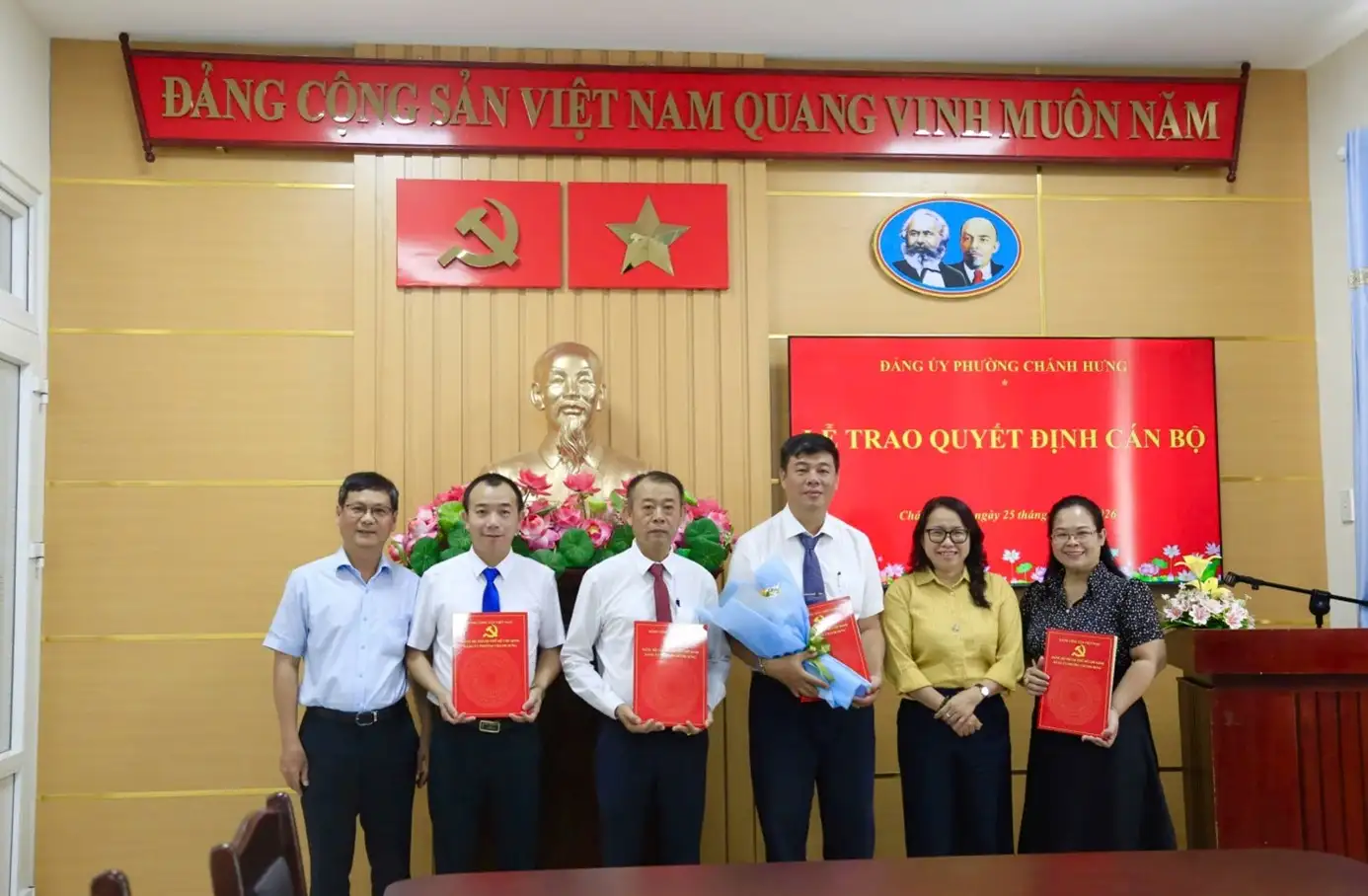 Đồng chí Trần Ngọc Thuận, Giám đốc Ban Quản lý dự án đầu tư xây dựng phường được chỉ định giữ chức vụ Bí thư chi bộ