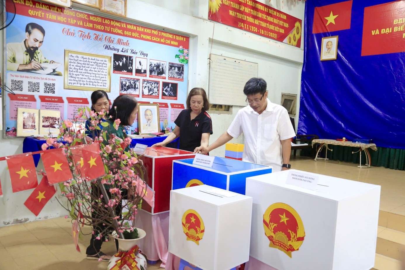 Lãnh đạo phường Chánh Hưng kiểm tra các khu vực bỏ phiếu bầu cử