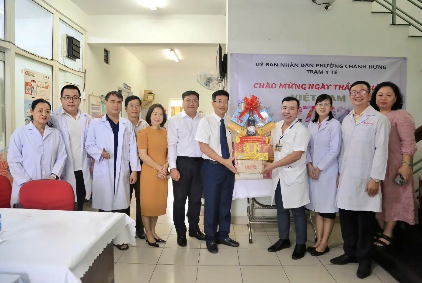 Lãnh đạo phường Chánh Hưng thăm, chúc mừng các đơn vị y tế trên địa bàn