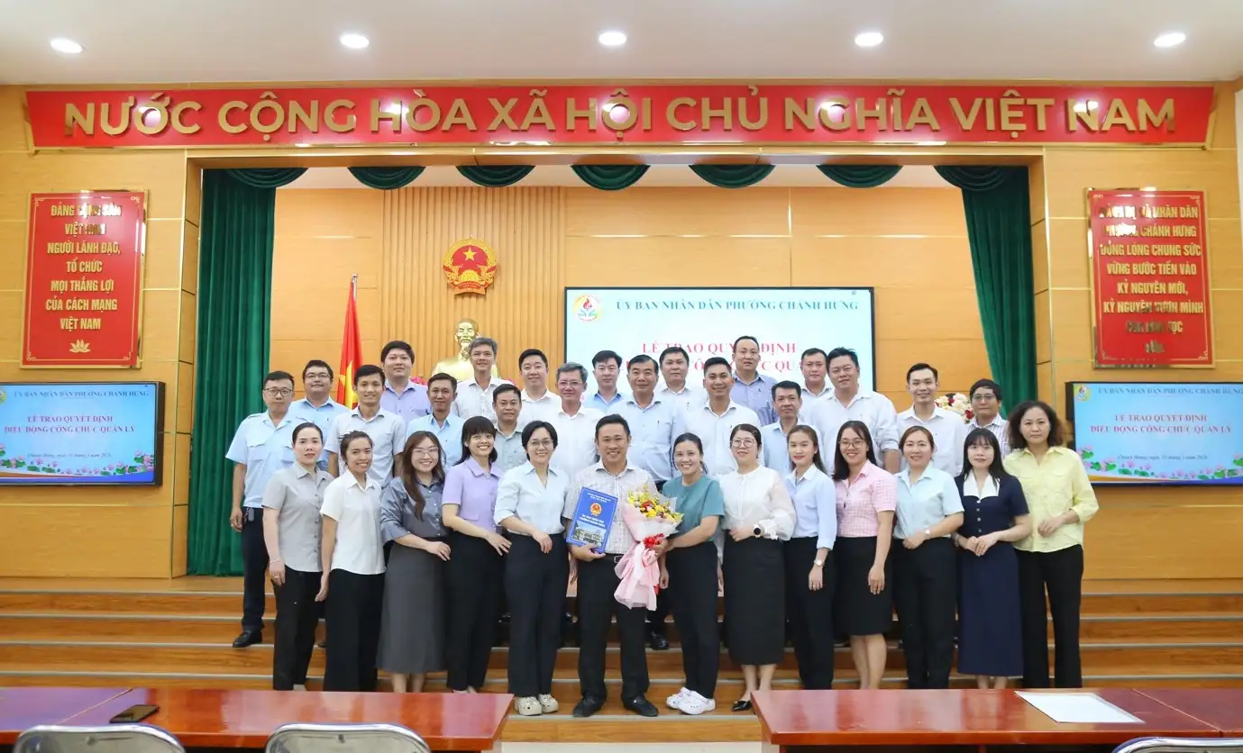 Phường Chánh Hưng tổ chức lễ công bố và trao quyết định điều động công chức quản lý