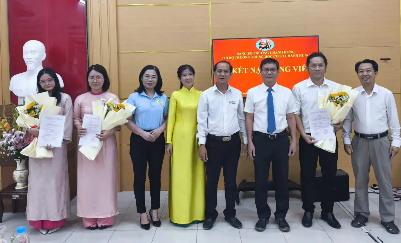 Chi bộ trường Trung học cơ sở Chánh Hưng tổ chức lễ kết nạp đảng viên mới