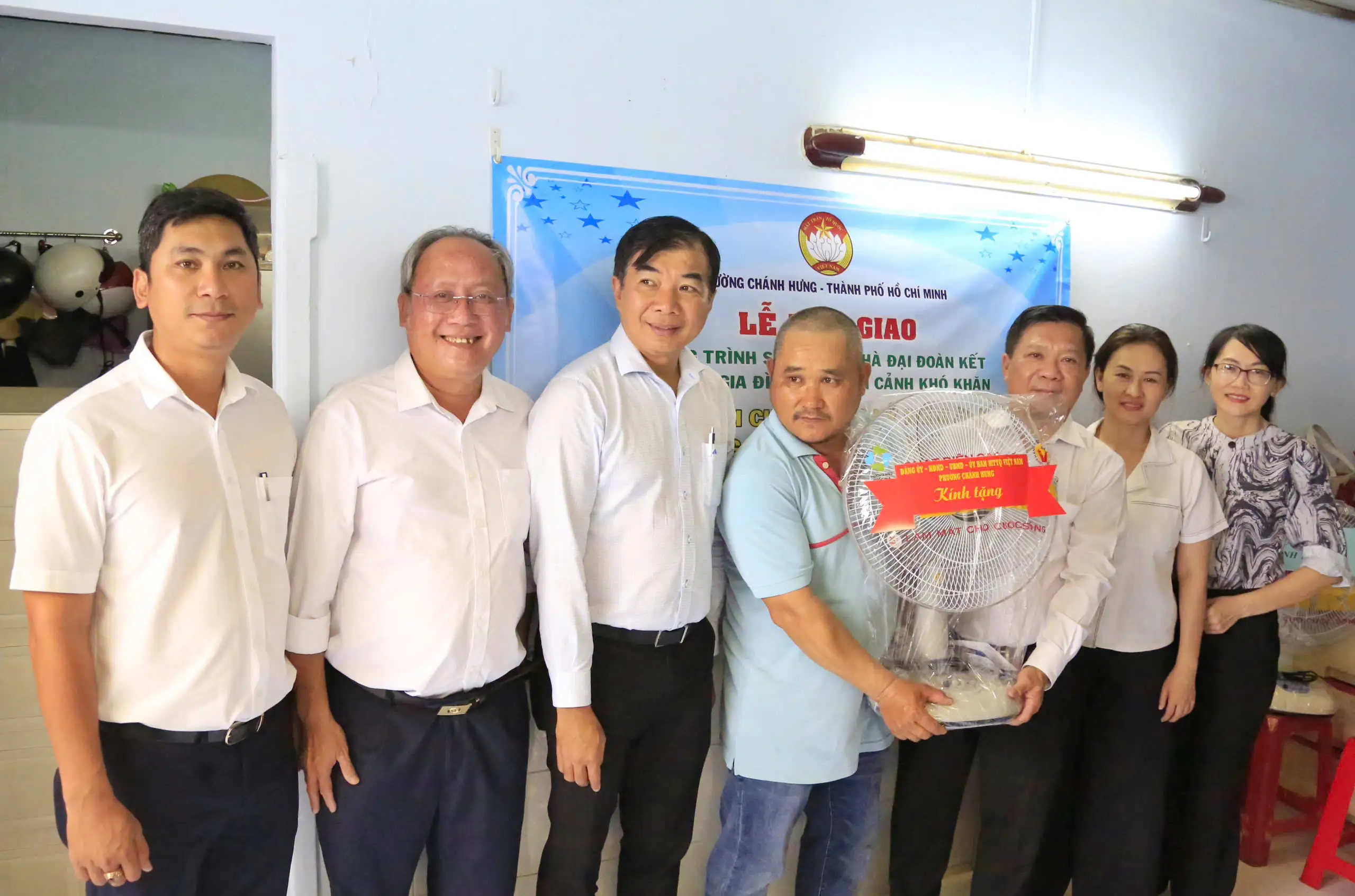 Bàn giao công trình sửa chữa nhà đại đoàn kết cho 2 hộ gia đình có hoàn cảnh khó khăn