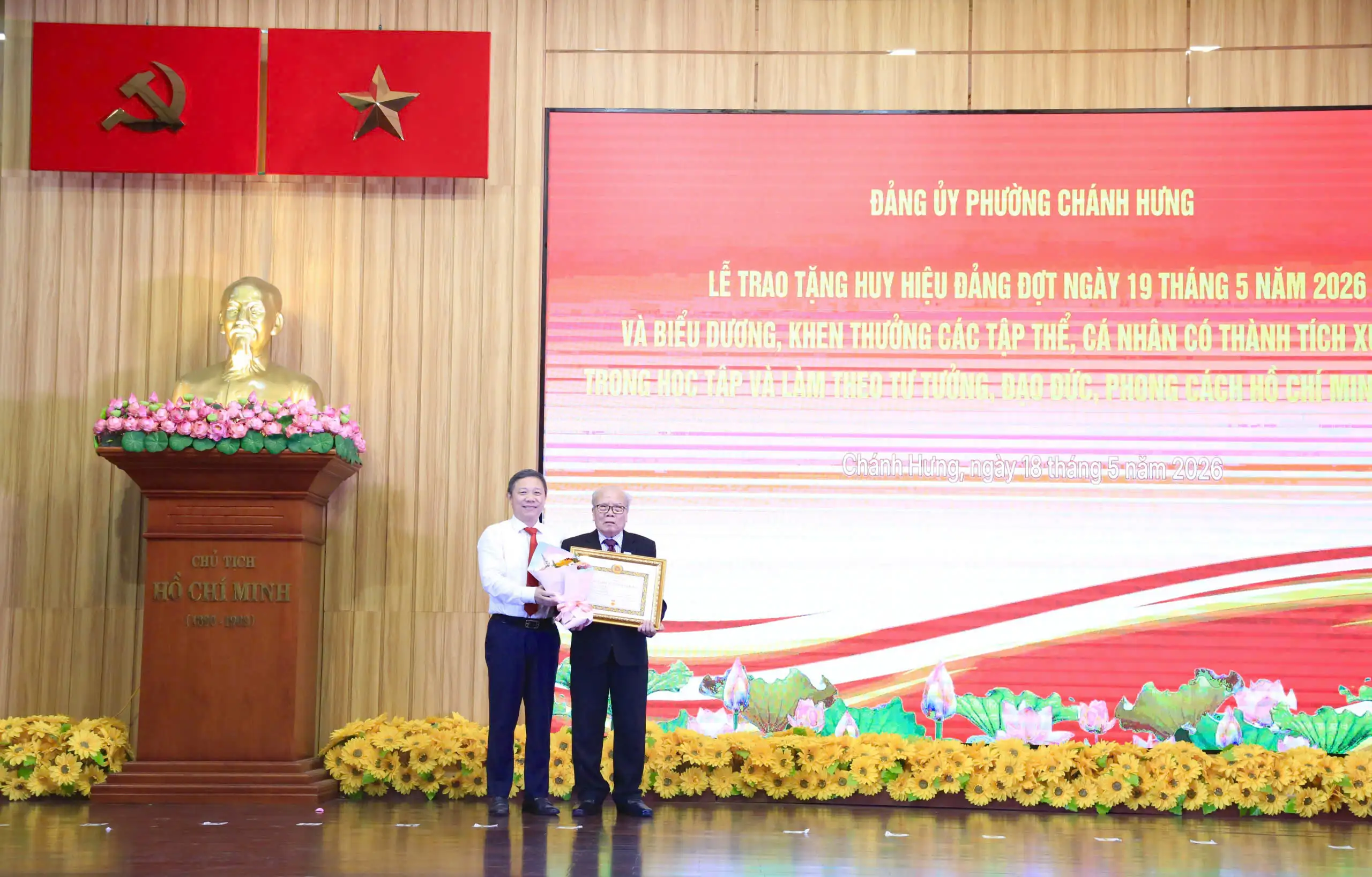 Trao tặng Huy hiệu Đảng và biểu dương điển hình học Bác dịp 19-5