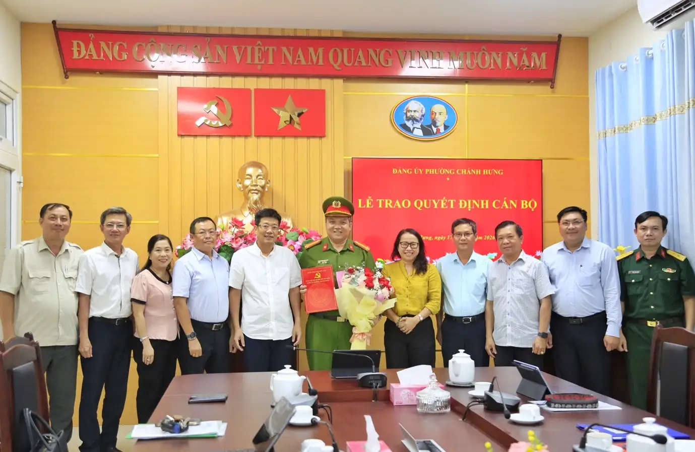 Trao quyết định cán bộ 