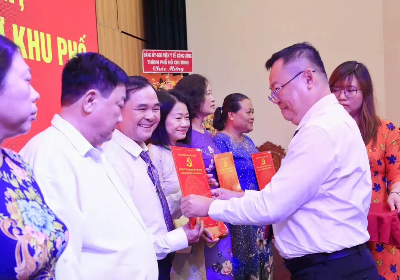 Công bố quyết định về sắp xếp, thành lập tổ chức đảng ở khu phố