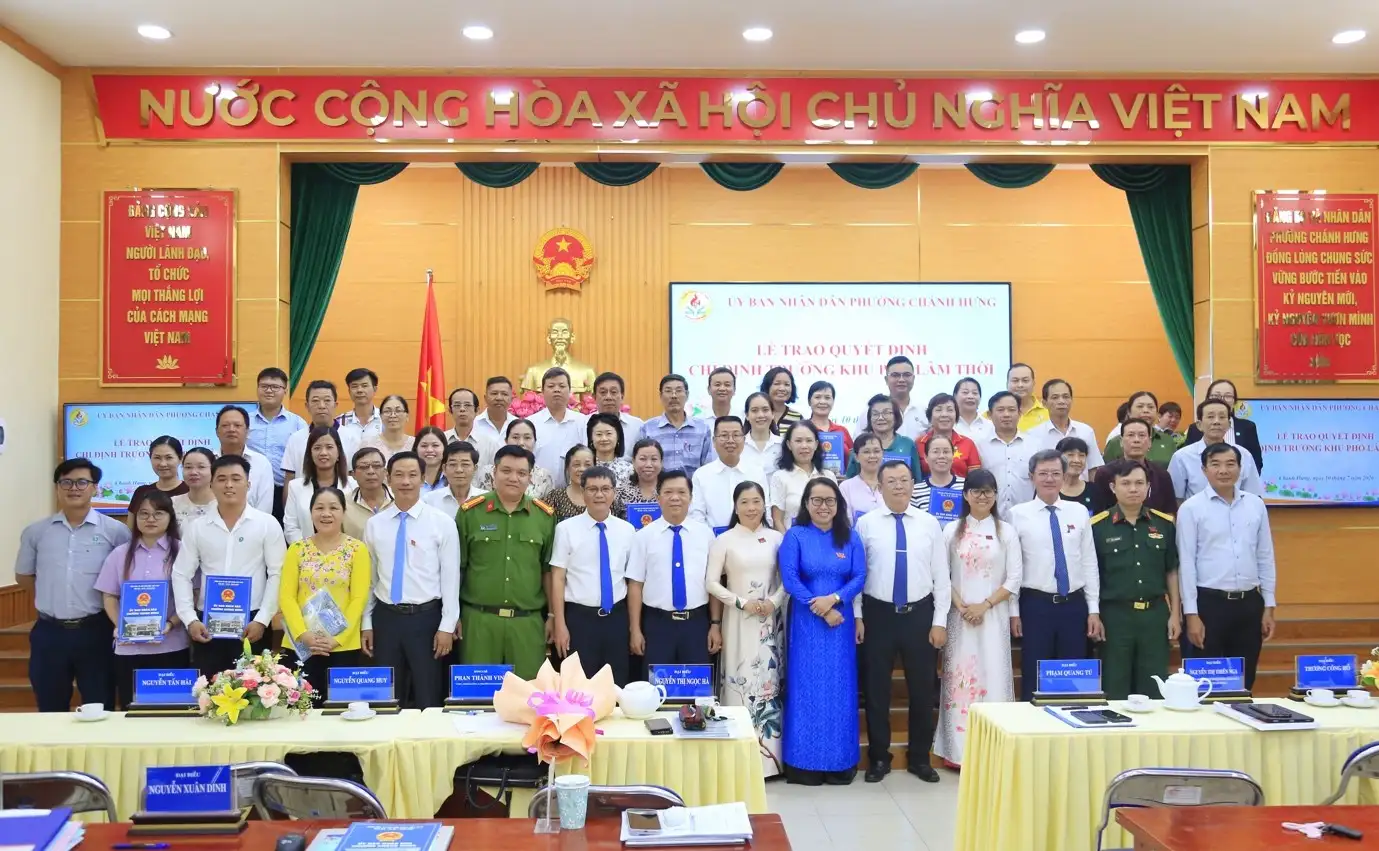 Trao quyết định chỉ định trưởng khu phố